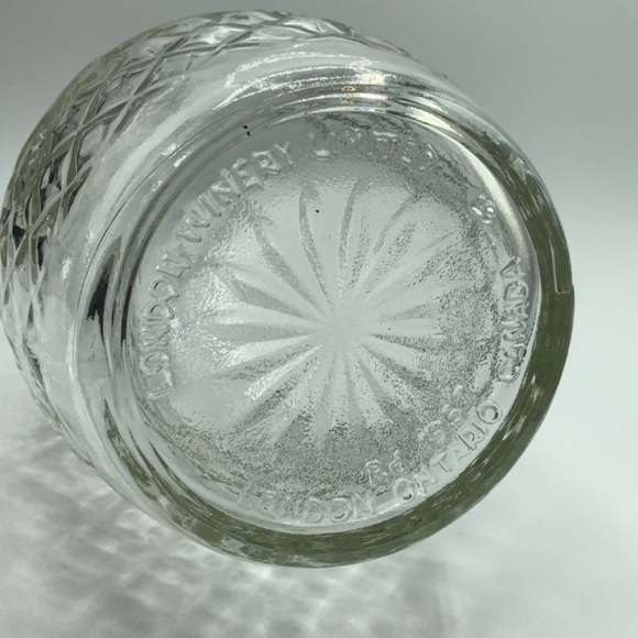 Vintage 1967 LONDON WINERY LTD.  Pressed Glass Decanter.  Canadian Crafted. - Picture 5 of 5